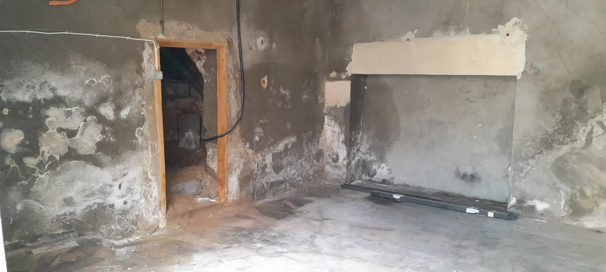 Maison de village à Pierrevert avec garage et cave, à rafraîchir 