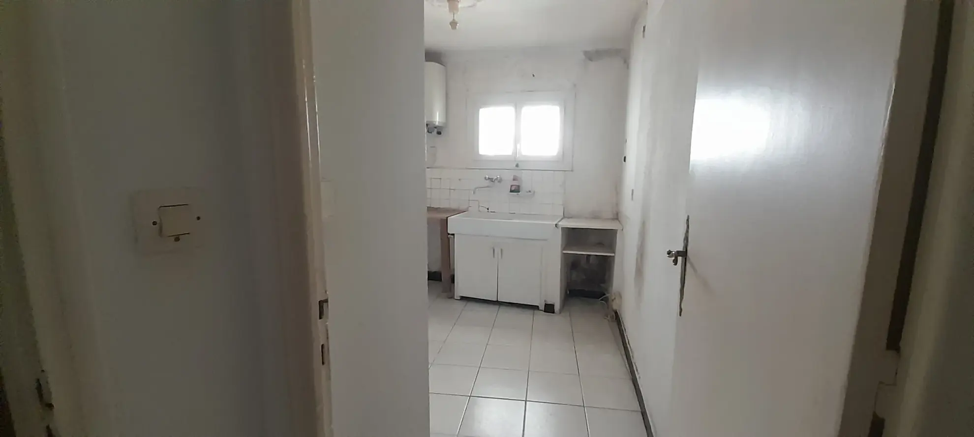 Maison de village à Pierrevert avec garage et cave, à rafraîchir 