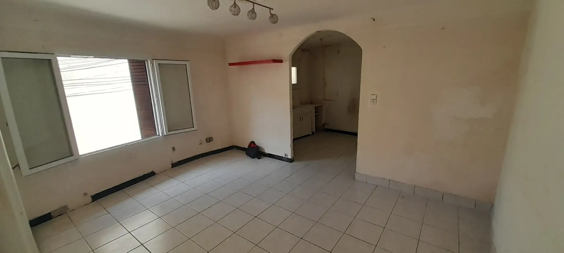 Maison de village à Pierrevert avec garage et cave, à rafraîchir 