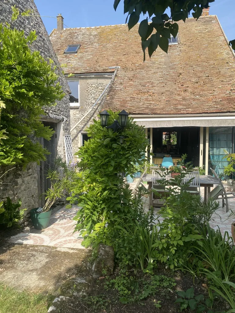 Maison ancienne rénovée à vendre à Etampes dans la région Pussay, 3 pièces et terrain paisible 