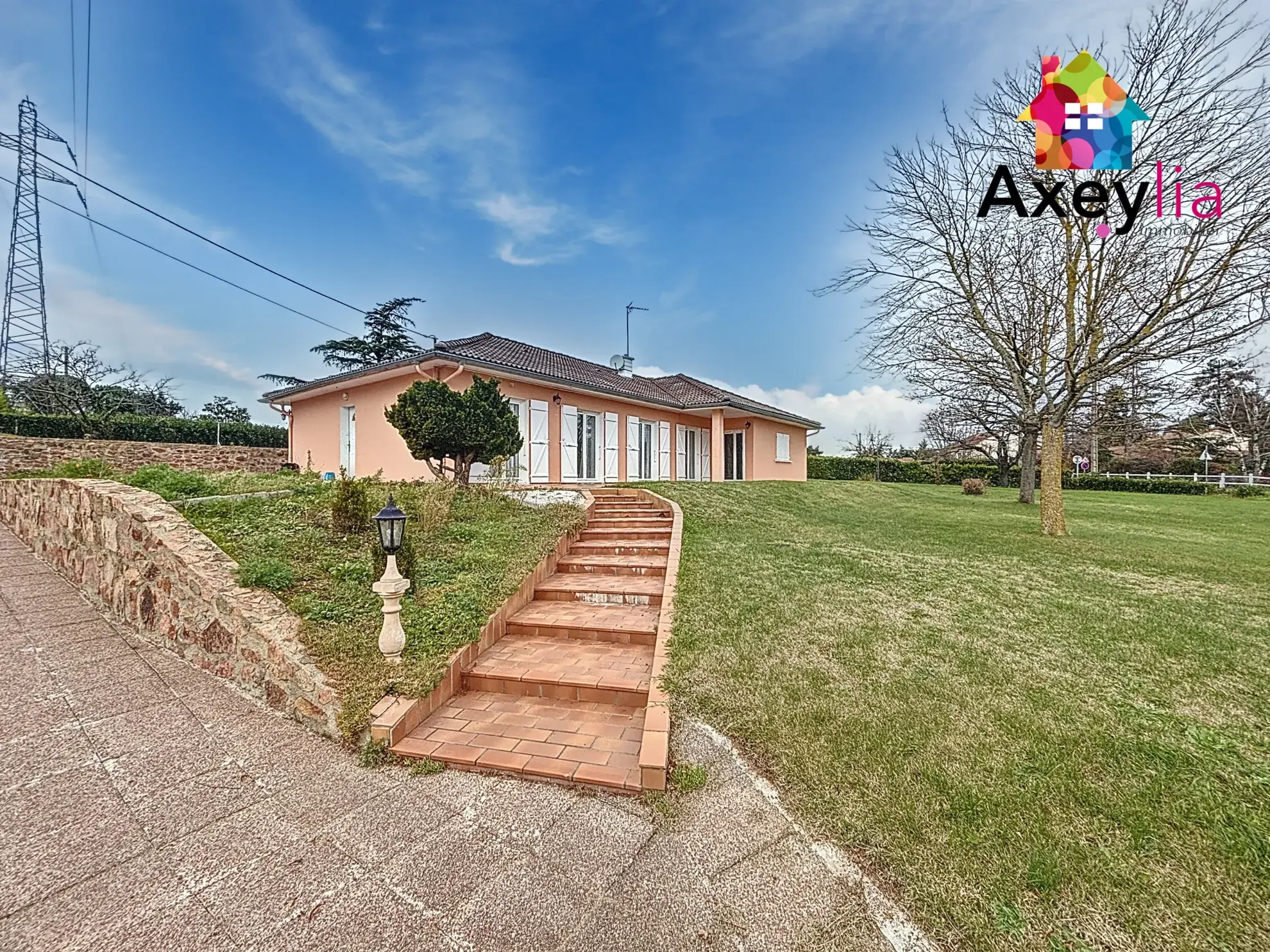 Maison de plain-pied à Villerest avec terrain constructible et vue, proche lac et écoles