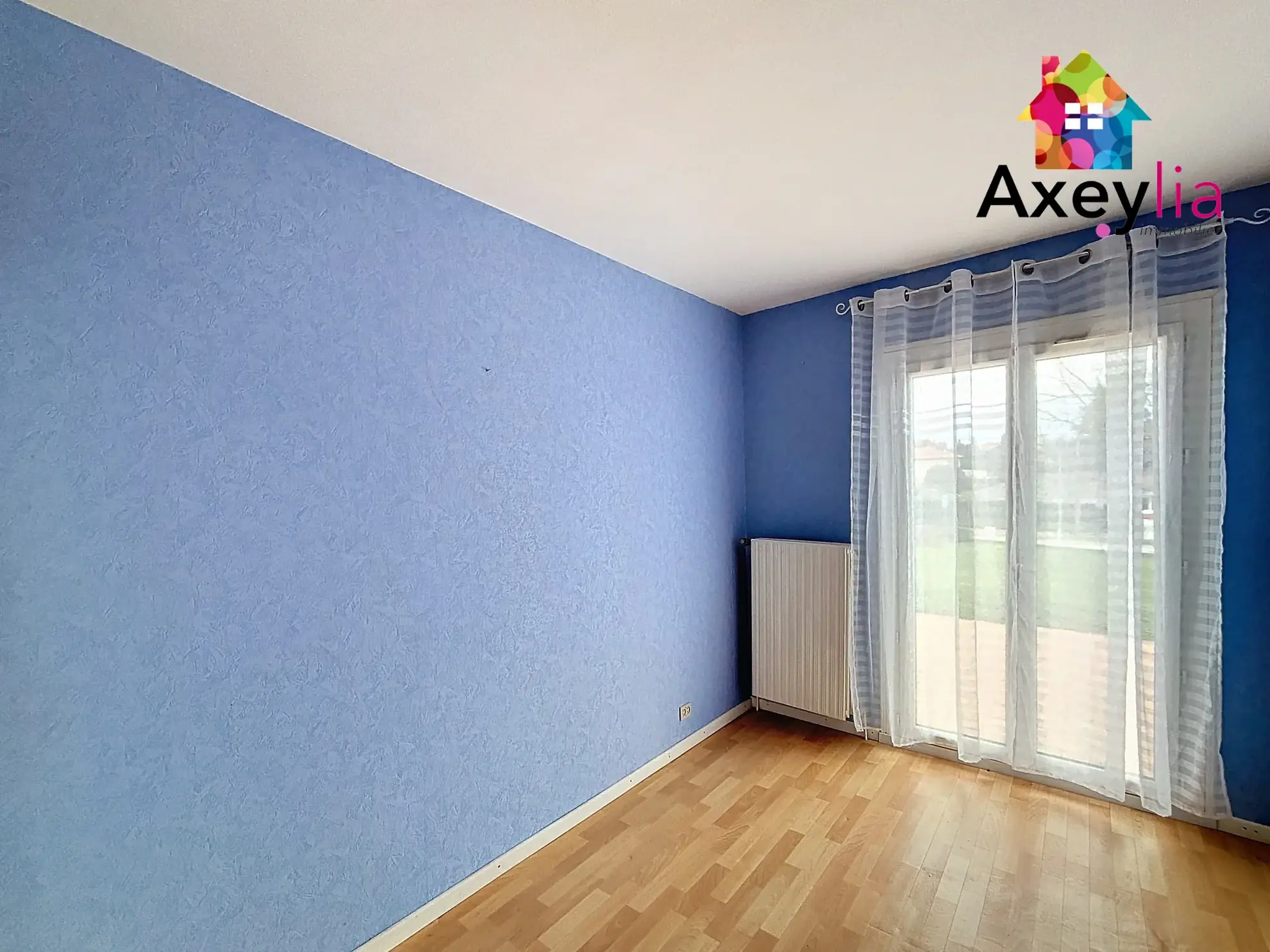 Maison de plain-pied à Villerest avec terrain constructible et vue, proche lac et écoles 