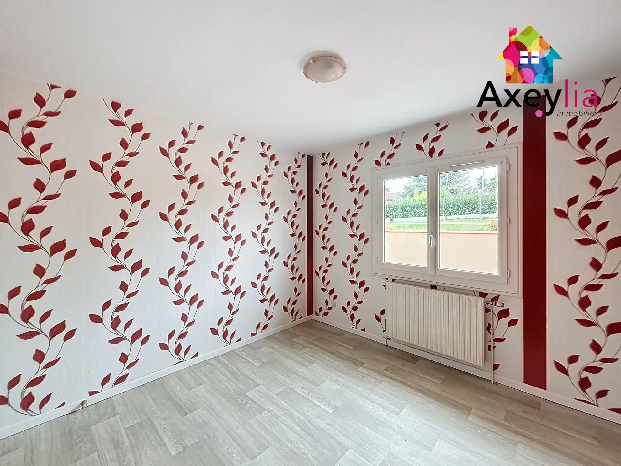 Maison de plain-pied à Villerest avec terrain constructible et vue, proche lac et écoles 