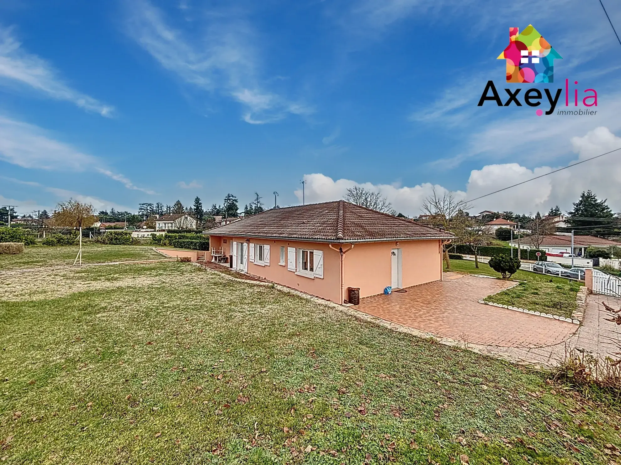 Maison de plain-pied à Villerest avec terrain constructible et vue, proche lac et écoles 