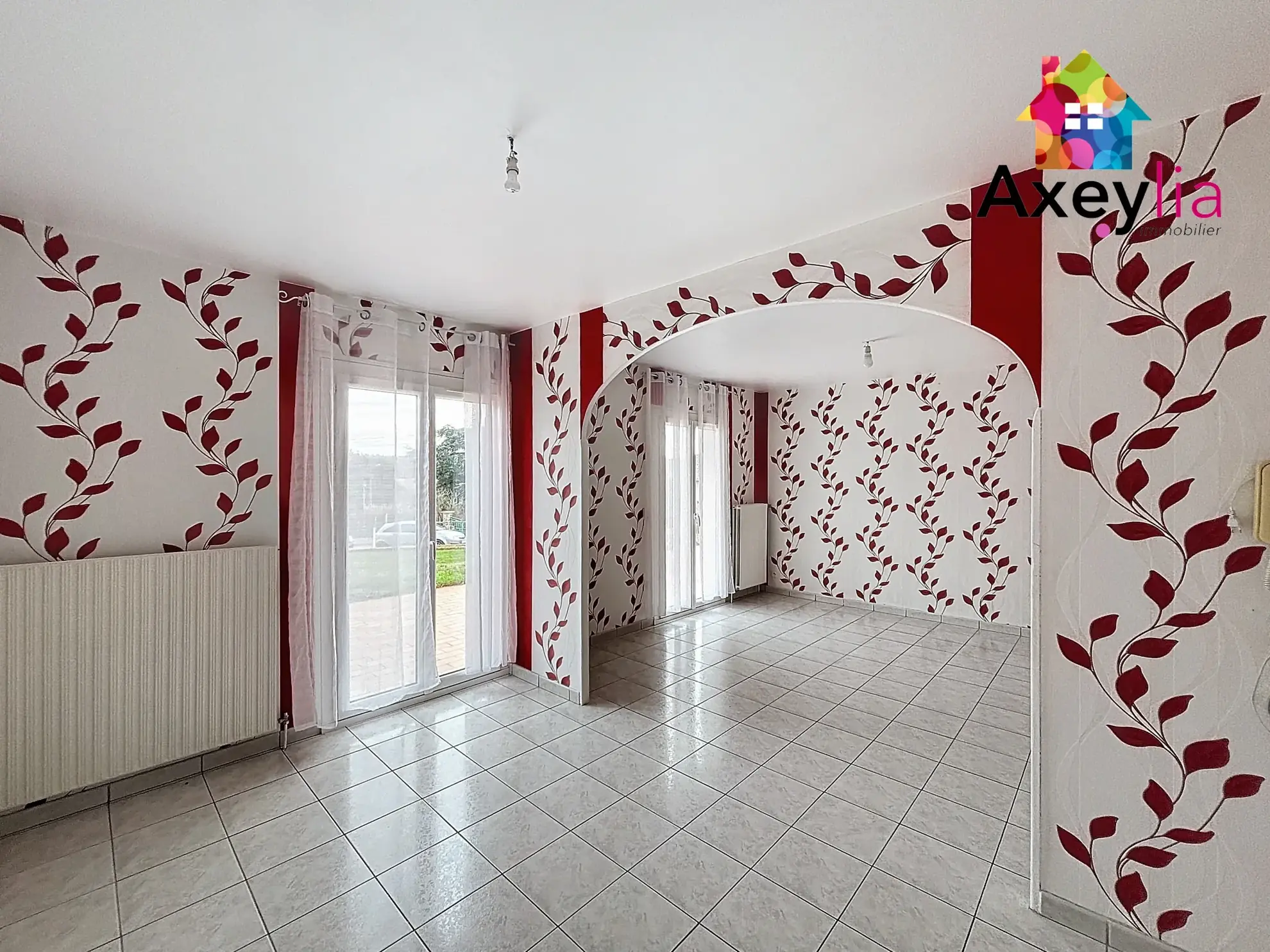 Maison de plain-pied à Villerest avec terrain constructible et vue, proche lac et écoles 