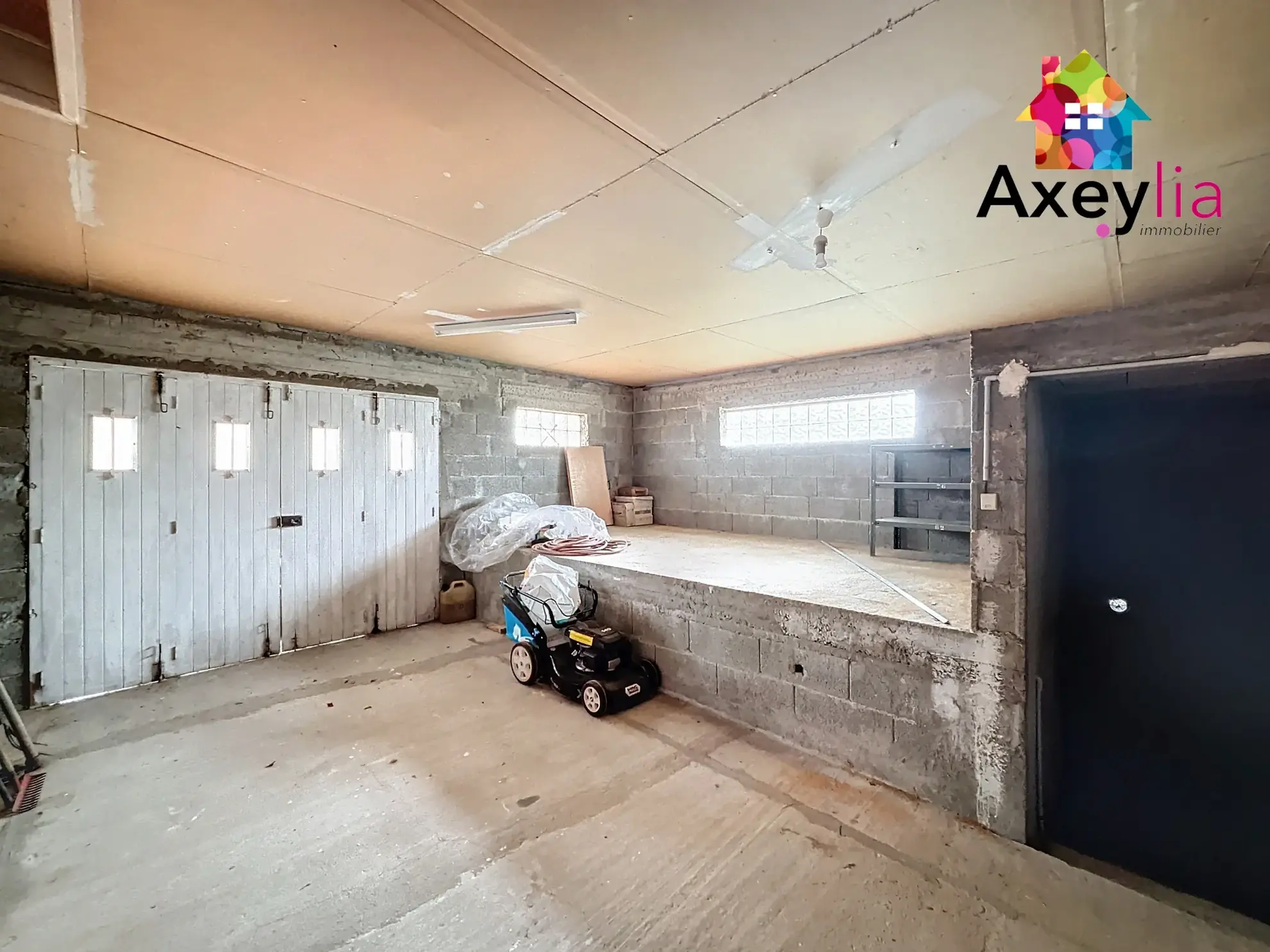 Maison de plain-pied à Villerest avec terrain constructible et vue, proche lac et écoles 