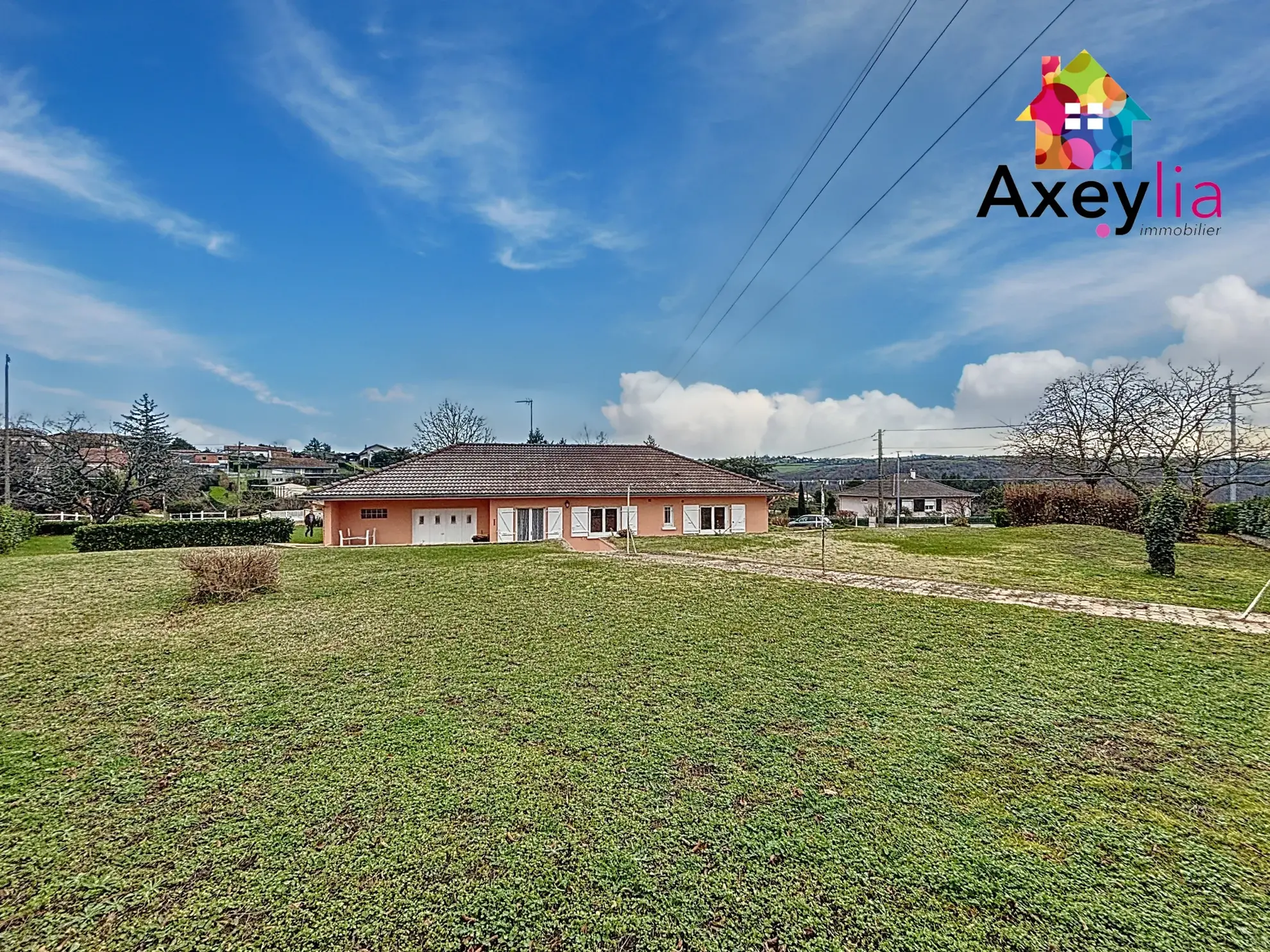 Maison de plain-pied à Villerest avec terrain constructible et vue, proche lac et écoles 