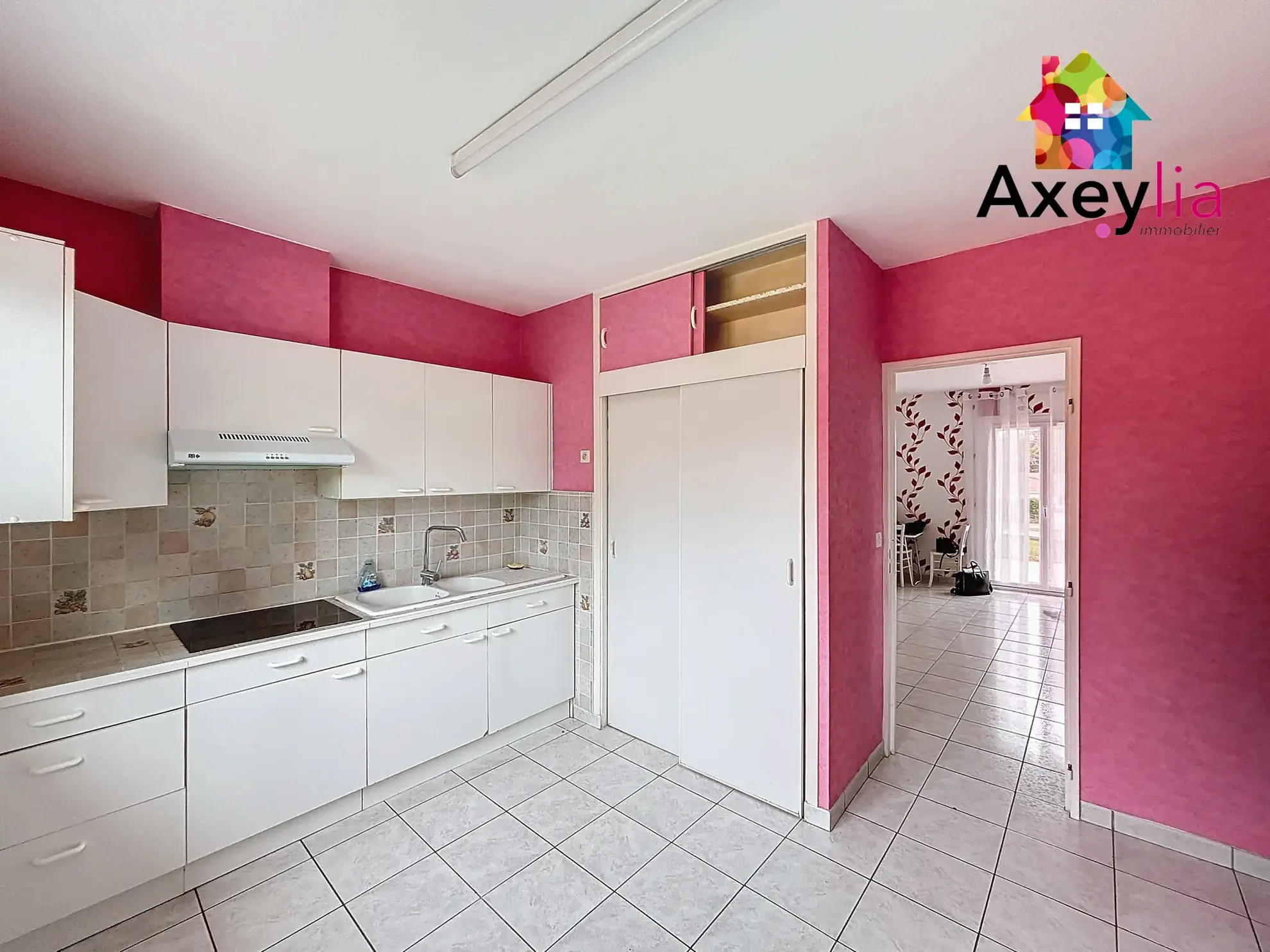 Maison de plain-pied à Villerest avec terrain constructible et vue, proche lac et écoles 