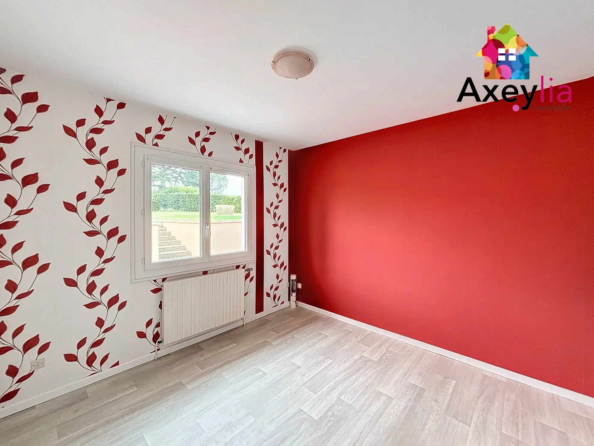 Maison de plain-pied à Villerest avec terrain constructible et vue, proche lac et écoles 