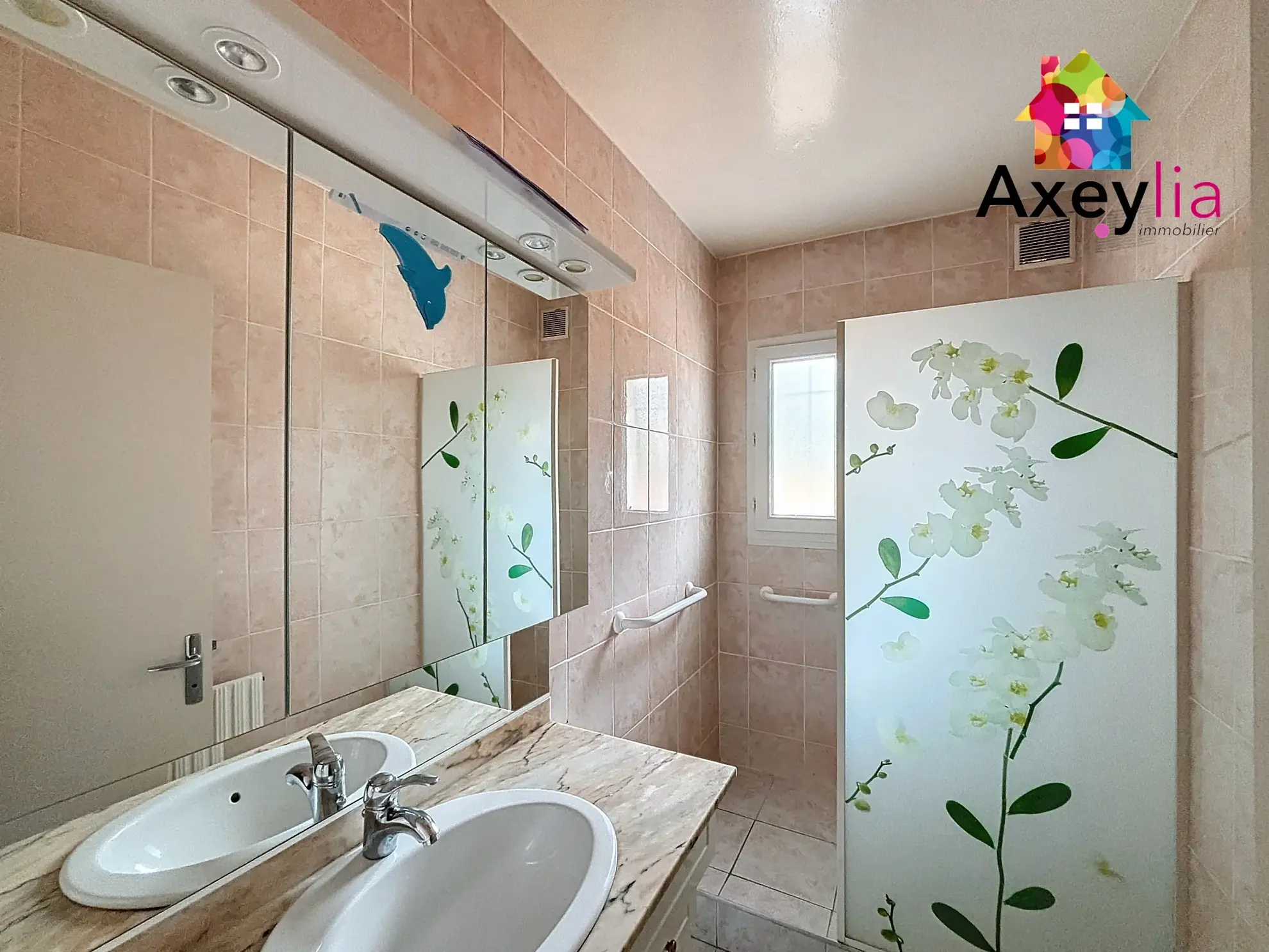 Maison de plain-pied à Villerest avec terrain constructible et vue, proche lac et écoles 