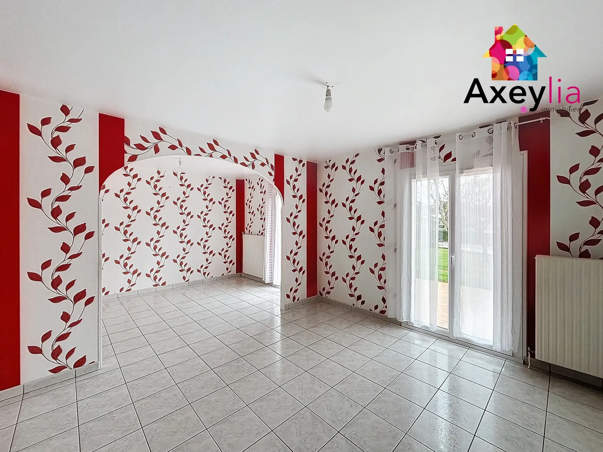 Maison de plain-pied à Villerest avec terrain constructible et vue, proche lac et écoles 