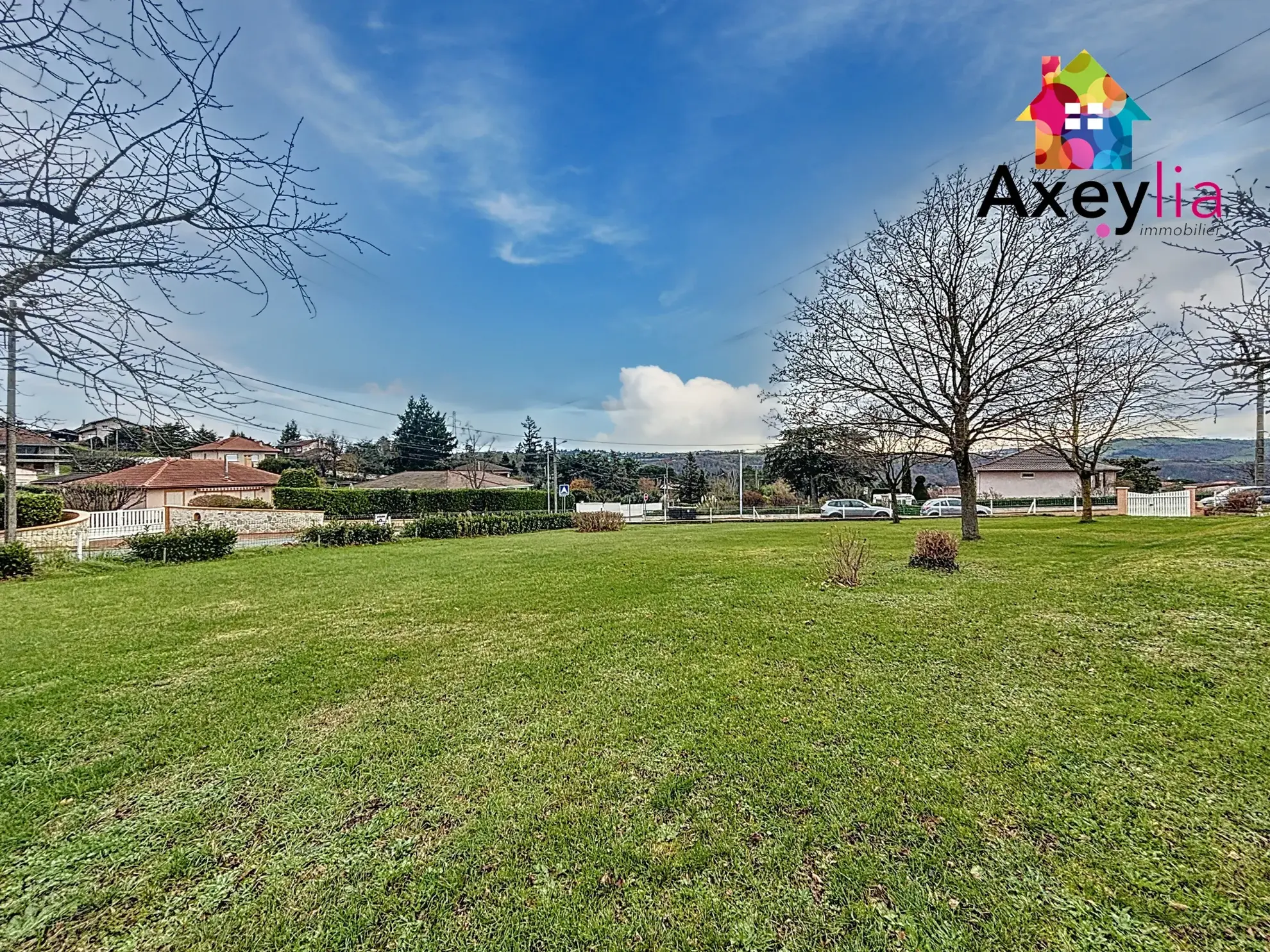 Maison de plain-pied à Villerest avec terrain constructible et vue, proche lac et écoles 