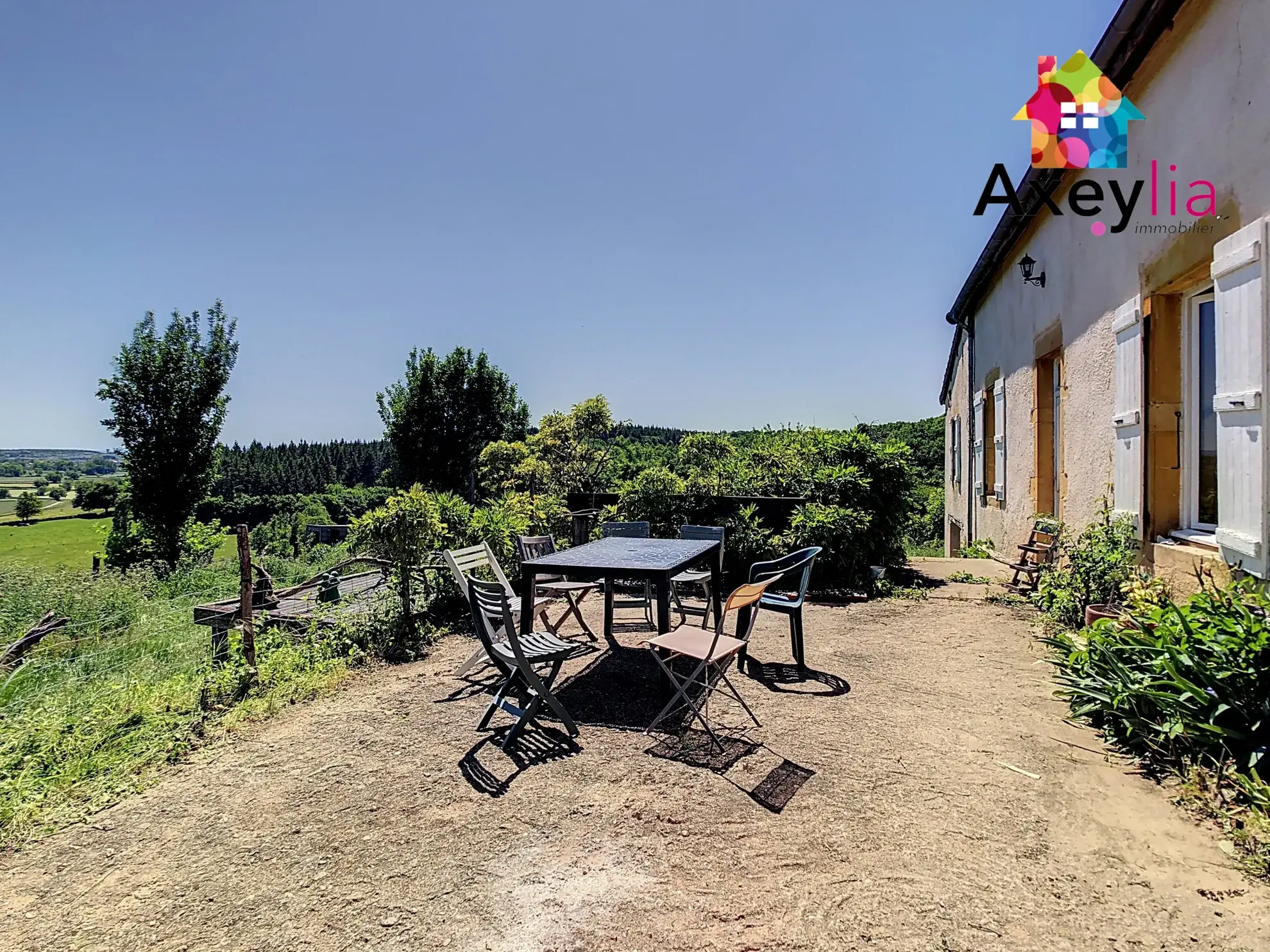 Maison familiale à Rigny-sur-Arroux avec vue dégagée et grand terrain de 2500m²