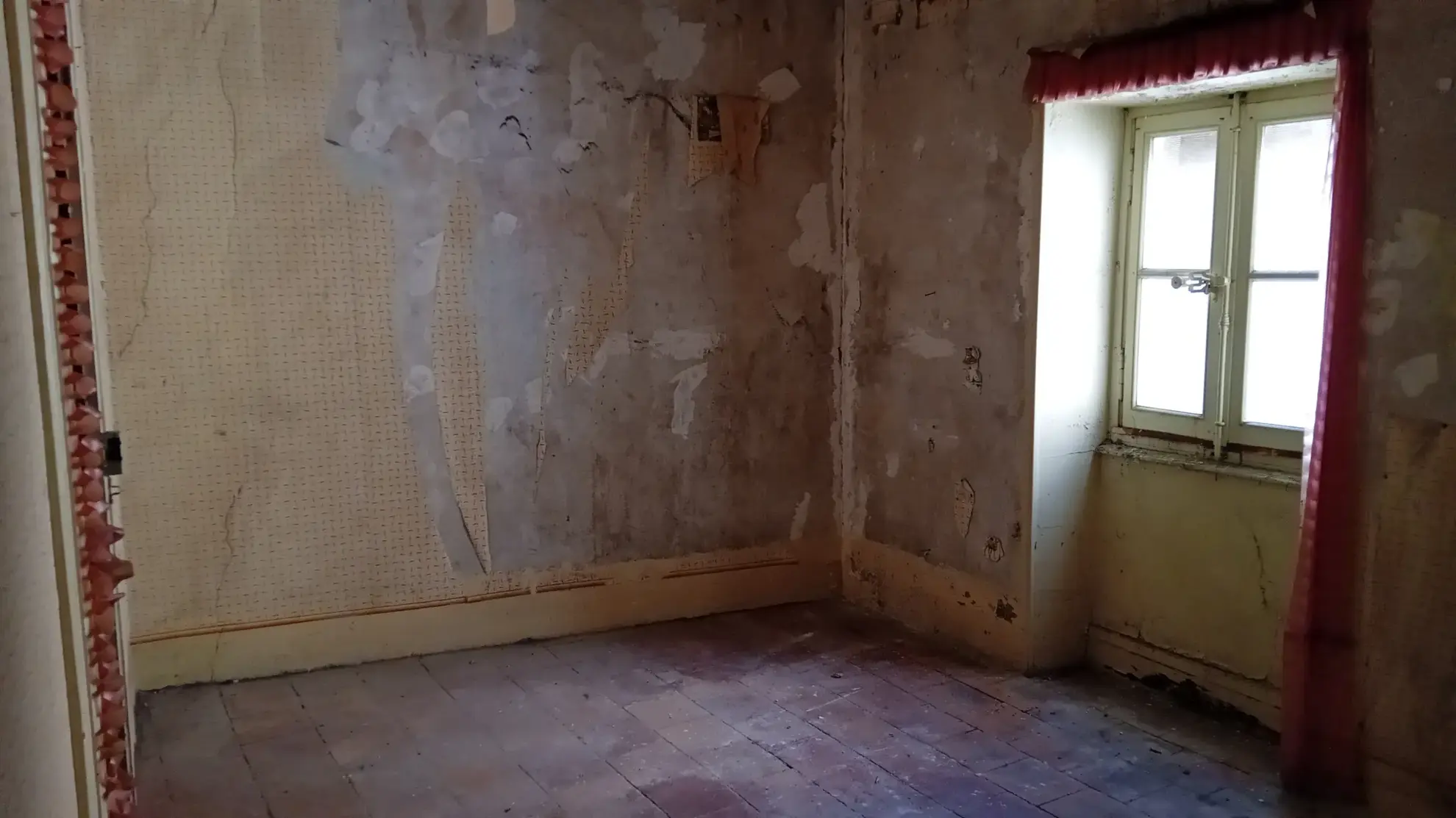 Maison de ville à rénover à Millau avec garage et jardin dans le centre-ville 