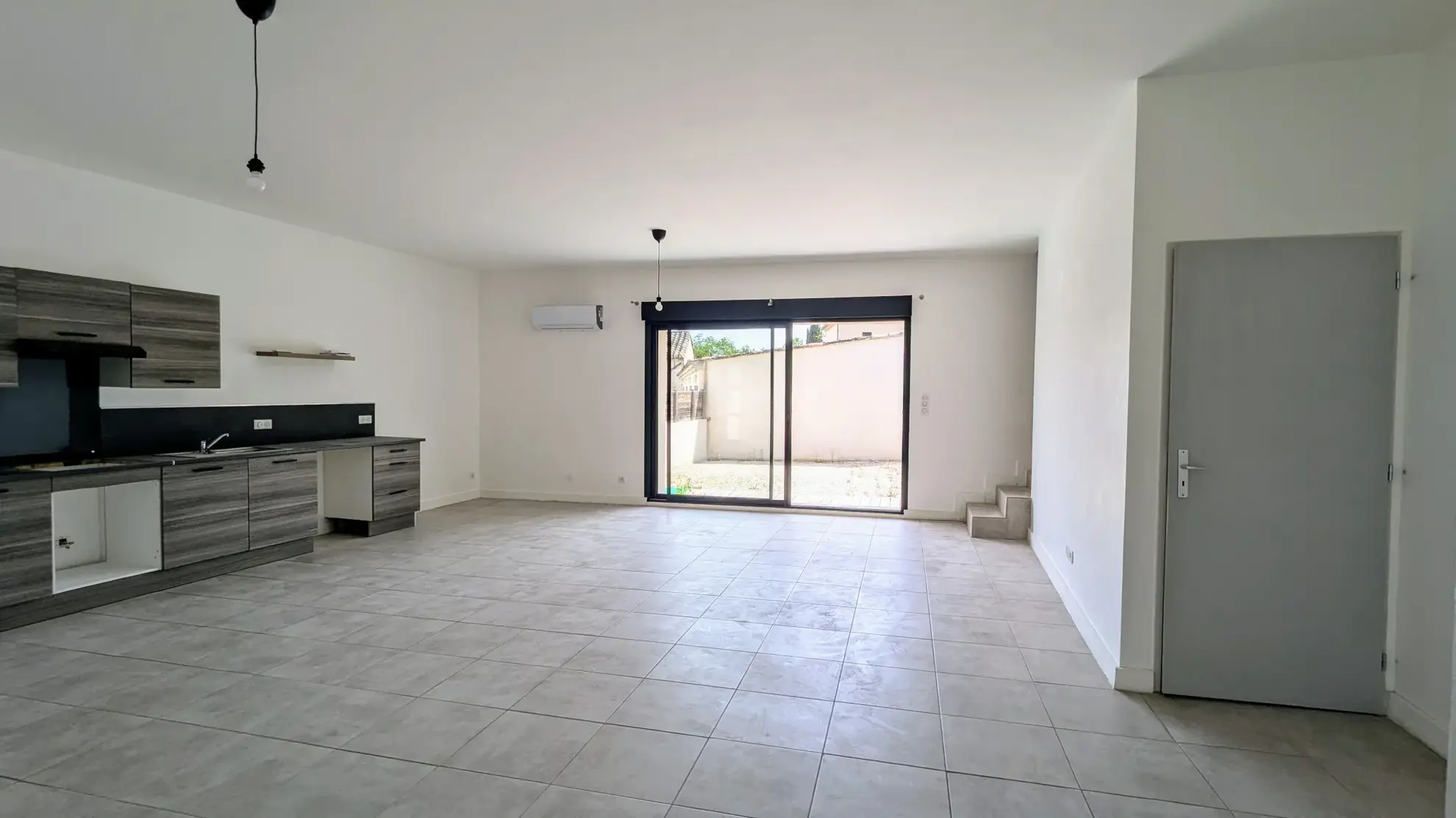 Maison récente de 136 m² avec 4 chambres, jardin et garage à Althen des Paluds 