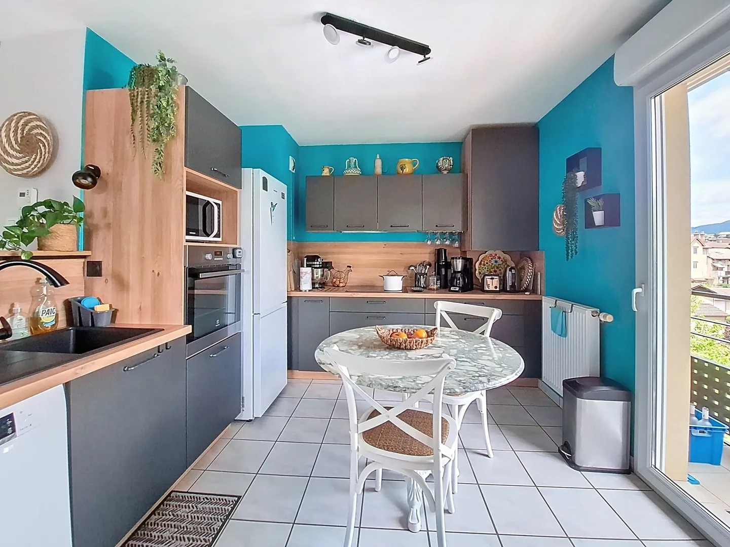 Appartement T4 de 85m² à Rives, dernier étage avec parking et balcon 