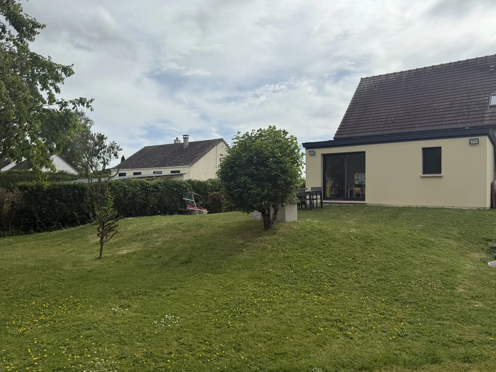 Maison familiale de 110 m² à Saint-Pierre-en-Auge avec jardin et sous-sol 