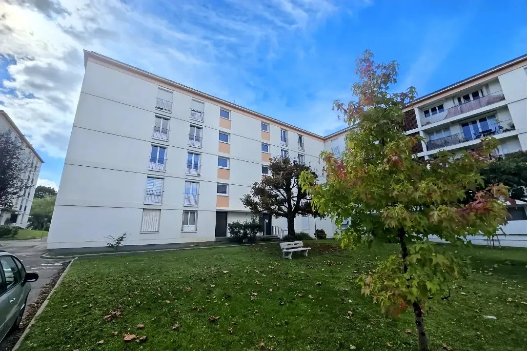 Appartement spacieux de 109 m² à Limoges, 4 chambres avec parking et cave 