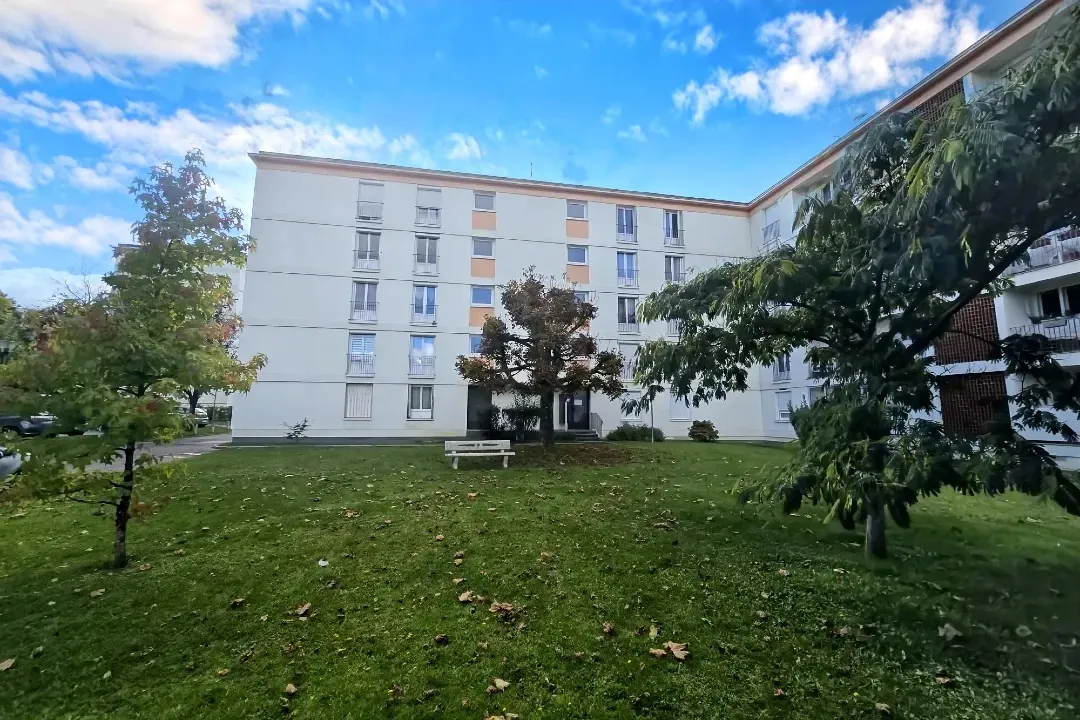 Appartement spacieux de 109 m² à Limoges, 4 chambres avec parking et cave 