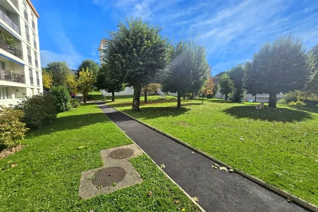 Appartement spacieux de 109 m² à Limoges, 4 chambres avec parking et cave 