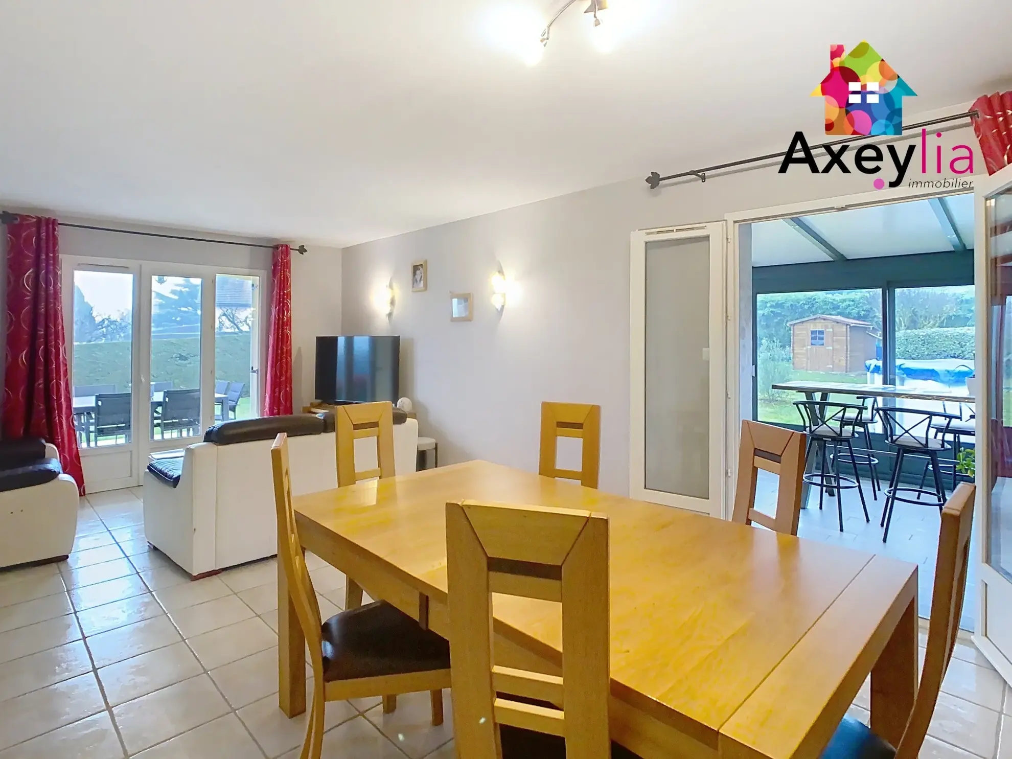 Maison récente avec terrain de 1500 m² et piscine à Villerest 