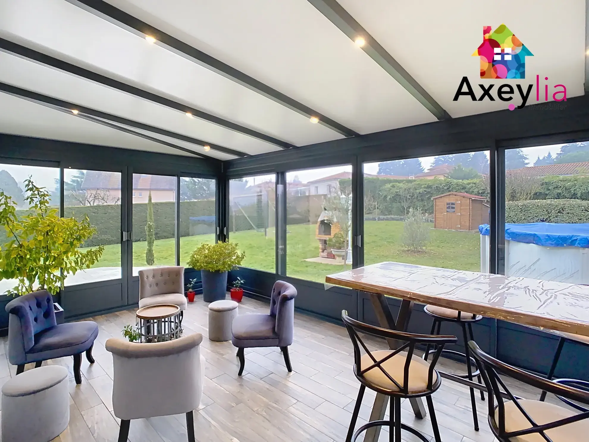 Maison récente avec terrain de 1500 m² et piscine à Villerest 