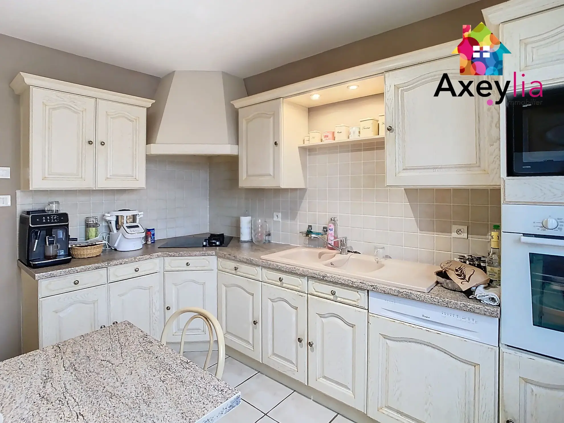 Maison récente avec terrain de 1500 m² et piscine à Villerest 