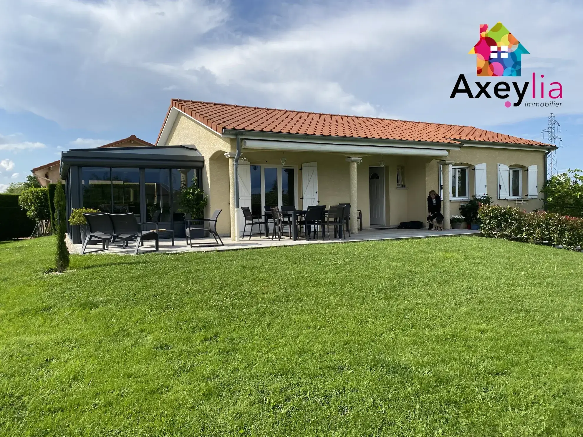 Maison récente avec terrain de 1500 m² et piscine à Villerest 