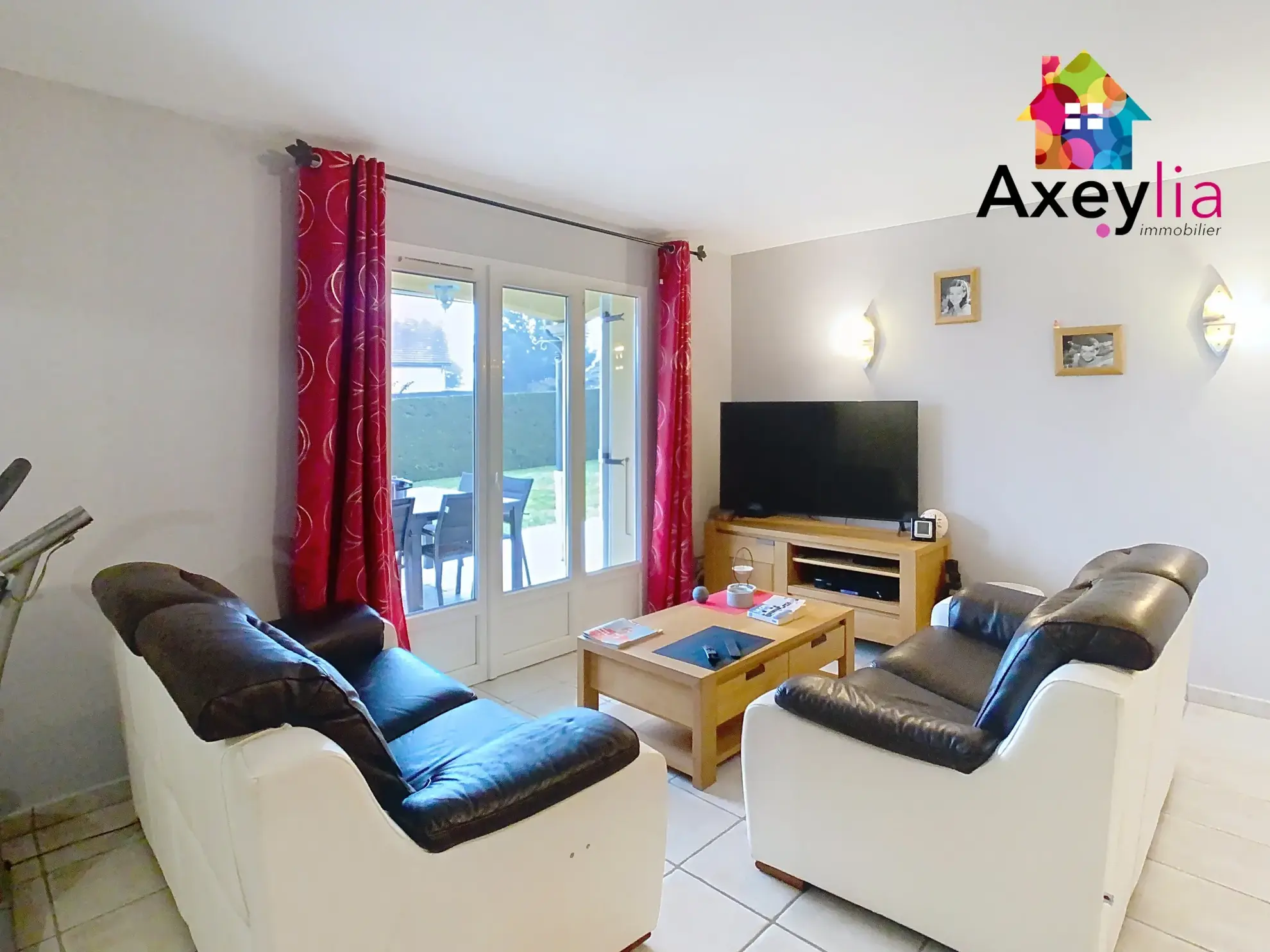 Maison récente avec terrain de 1500 m² et piscine à Villerest 