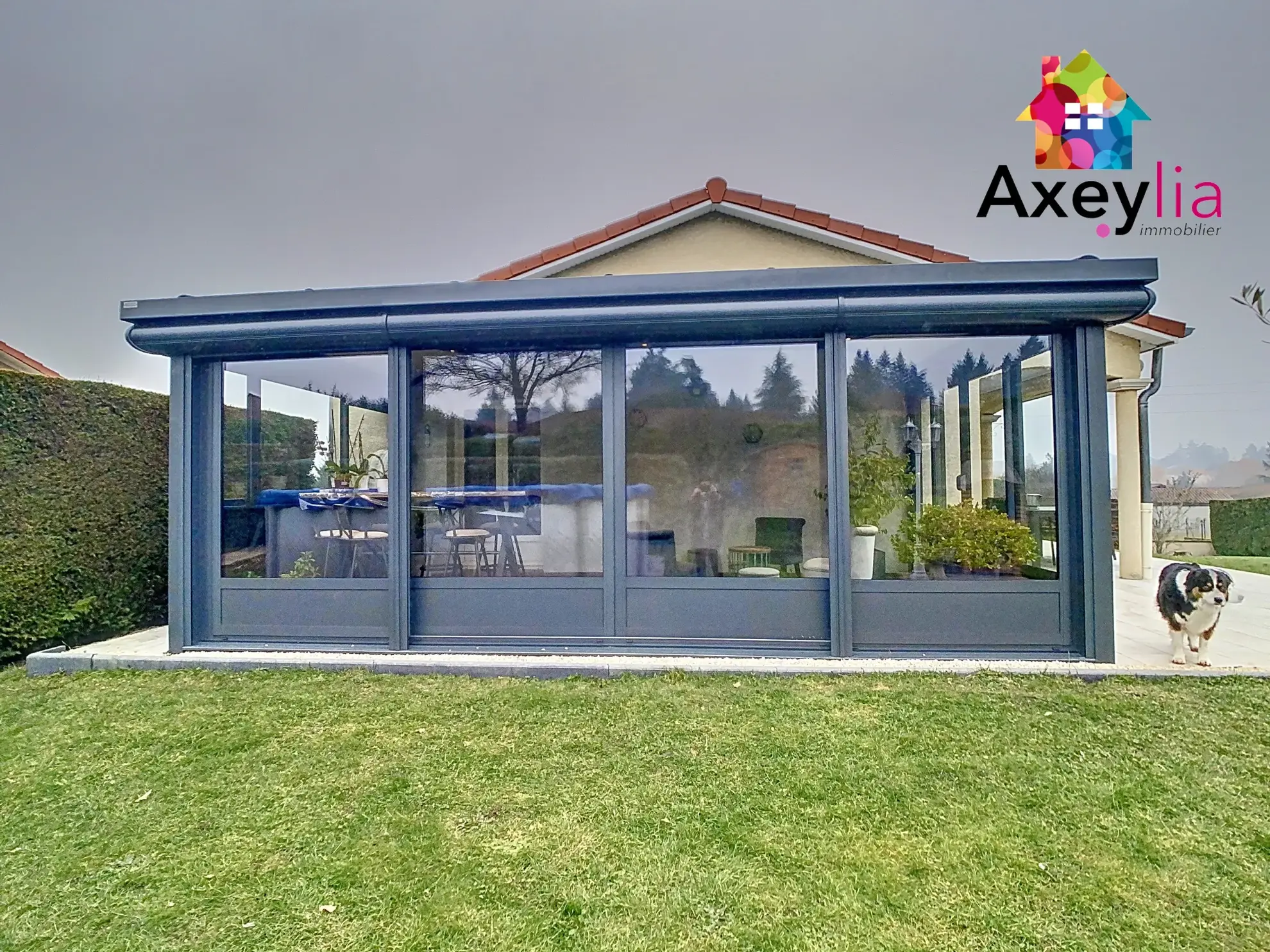 Maison récente avec terrain de 1500 m² et piscine à Villerest 