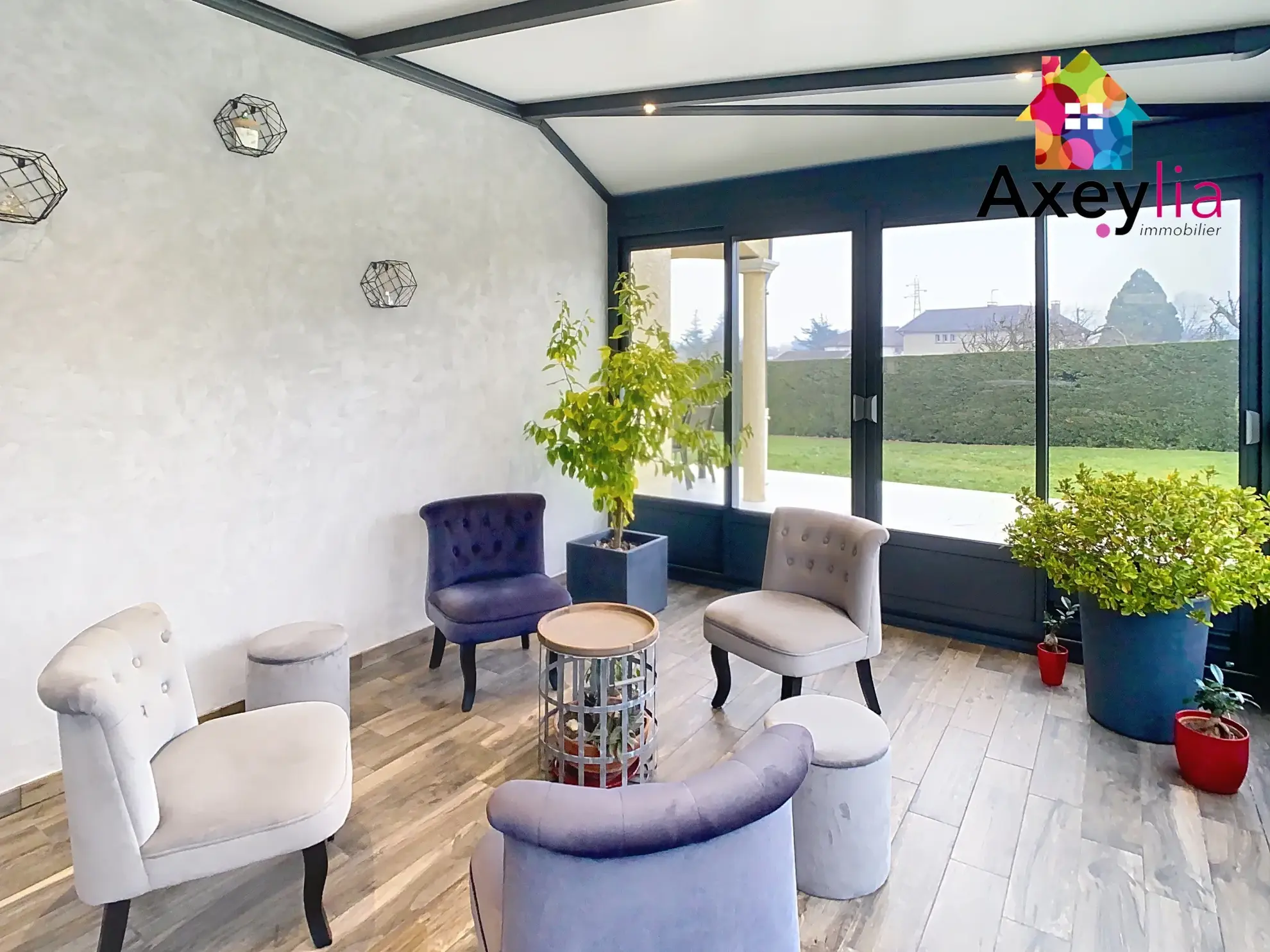 Maison récente avec terrain de 1500 m² et piscine à Villerest 