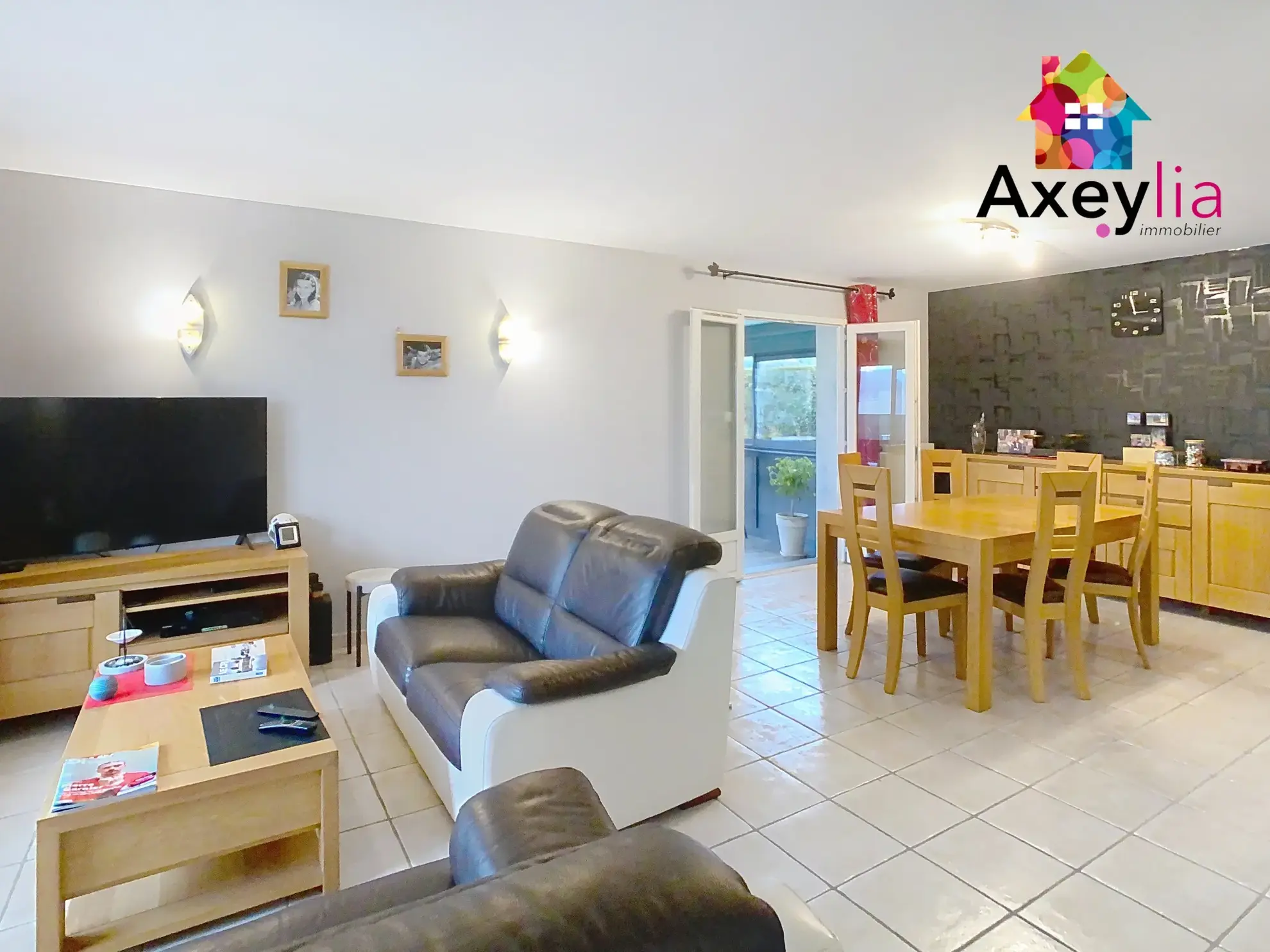 Maison récente avec terrain de 1500 m² et piscine à Villerest 