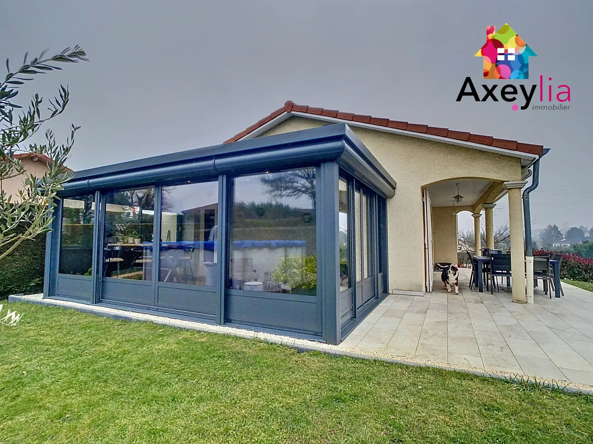 Maison récente avec terrain de 1500 m² et piscine à Villerest 