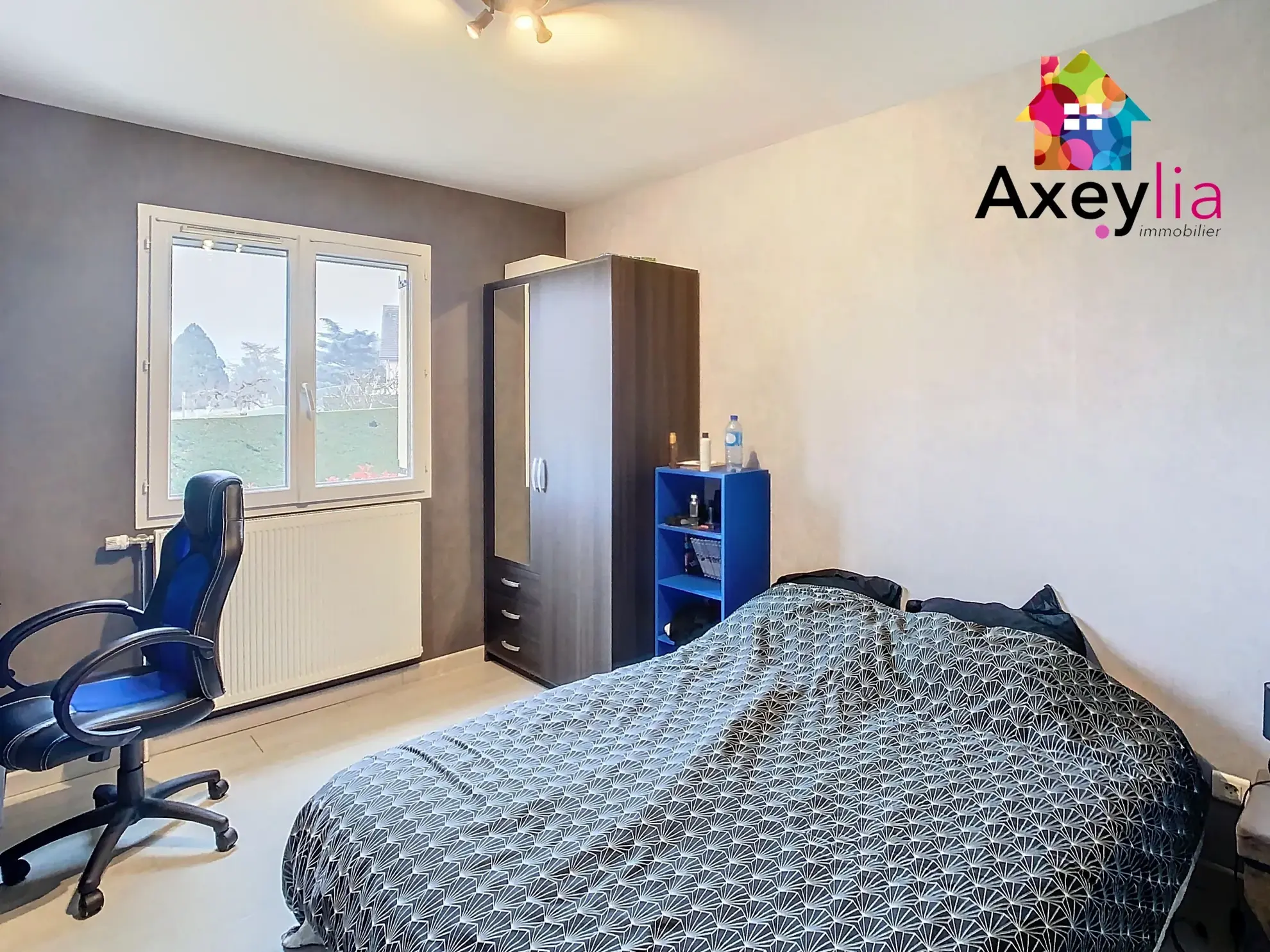 Maison récente avec terrain de 1500 m² et piscine à Villerest 