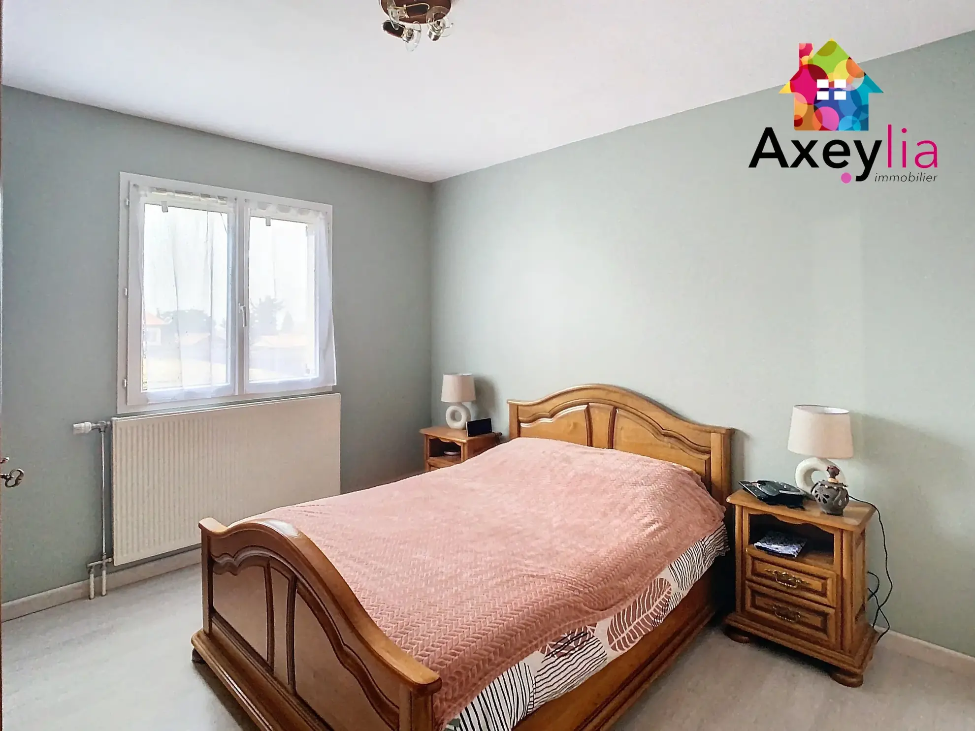 Maison récente avec terrain de 1500 m² et piscine à Villerest 