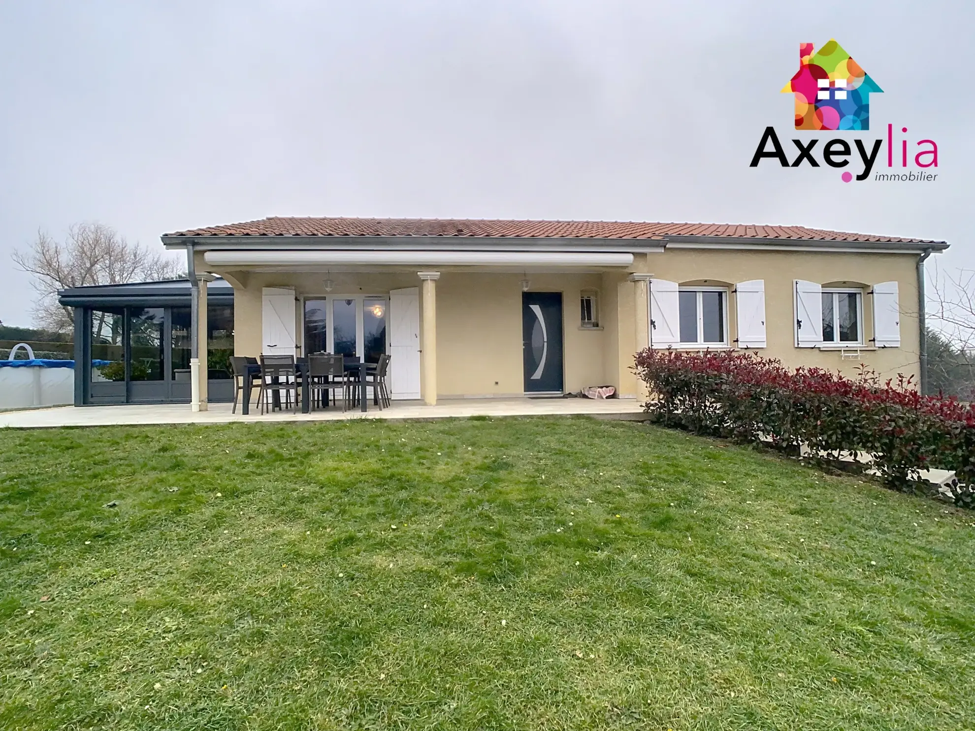 Maison récente avec terrain de 1500 m² et piscine à Villerest 