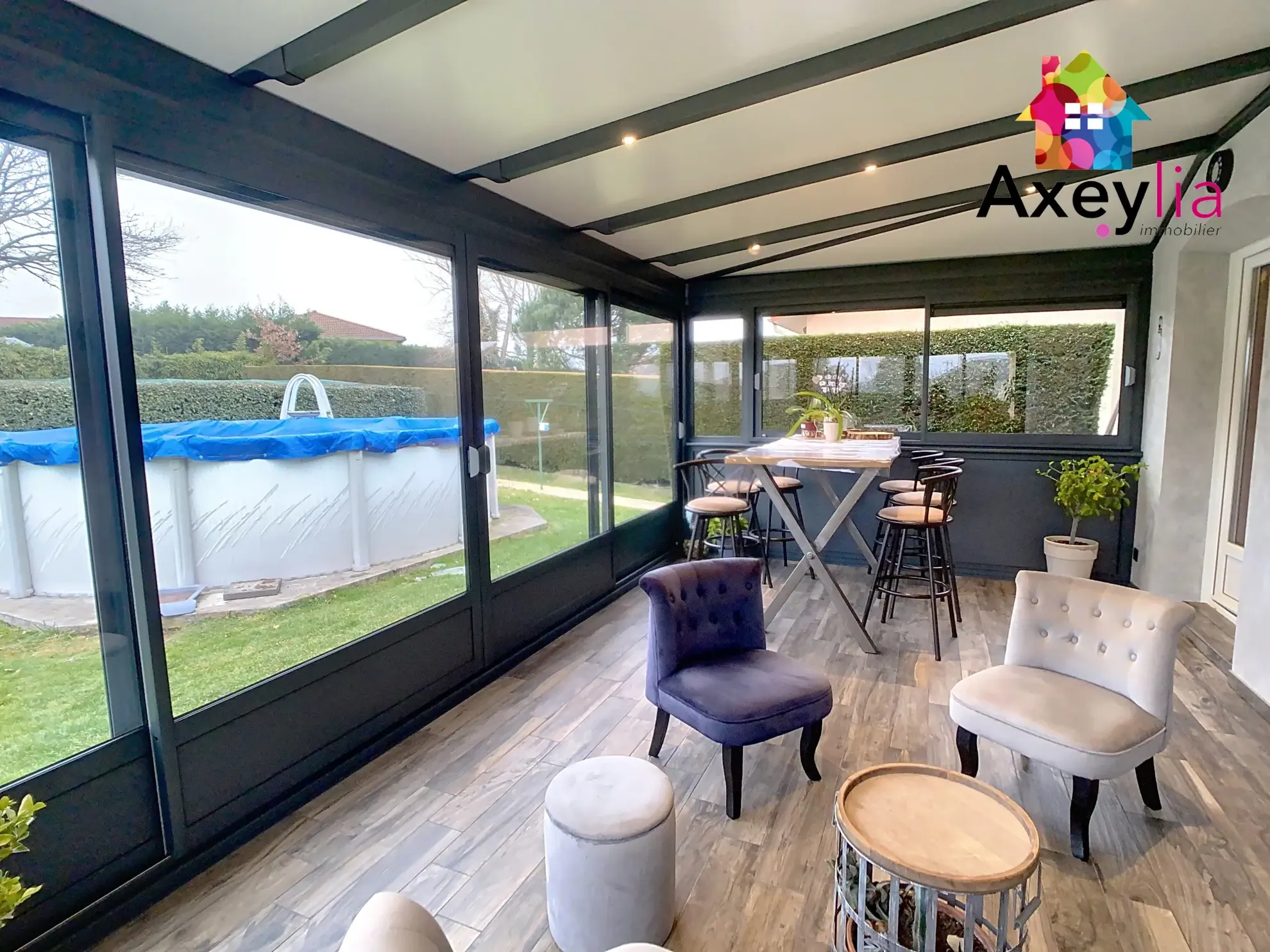 Maison récente avec terrain de 1500 m² et piscine à Villerest 