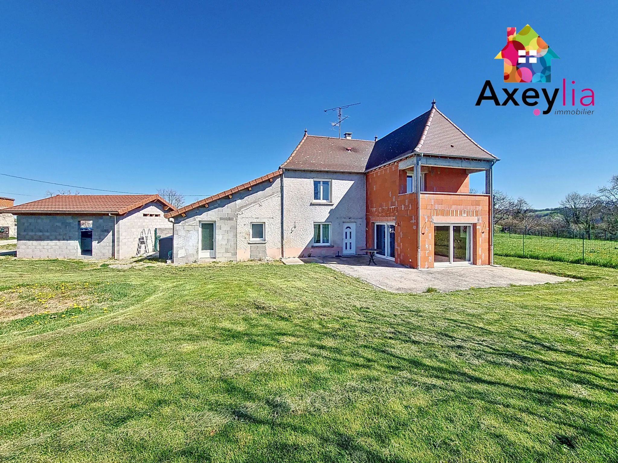 Maison rénovée avec 3 chambres à Melay, proche Roanne - Terrain 1300 m²