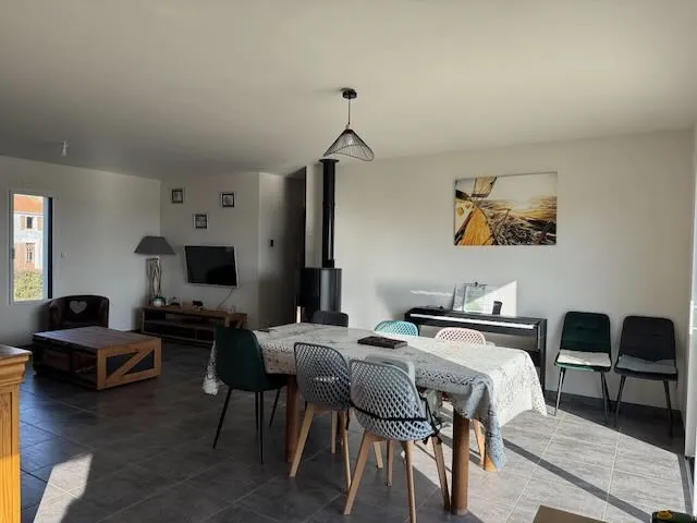 Maison moderne avec piscine, 4 chambres et grand jardin à La Chapelle Thémér 