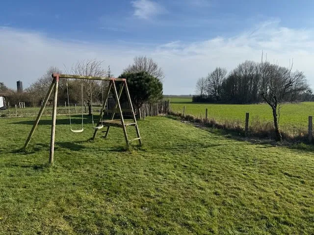 Maison moderne avec piscine, 4 chambres et grand jardin à La Chapelle Thémér 