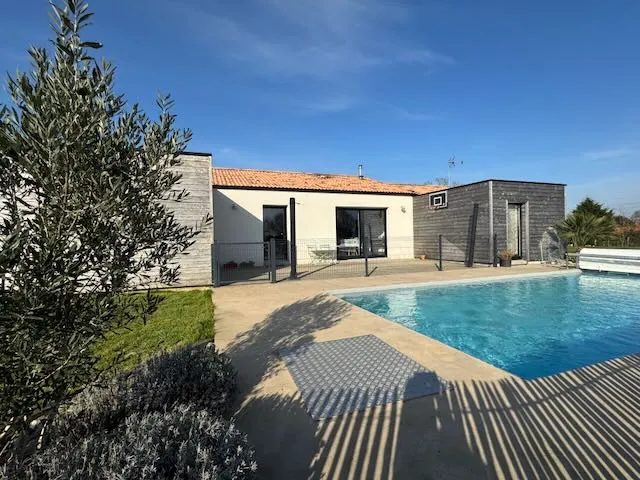 Maison moderne avec piscine, 4 chambres et grand jardin à La Chapelle Thémér