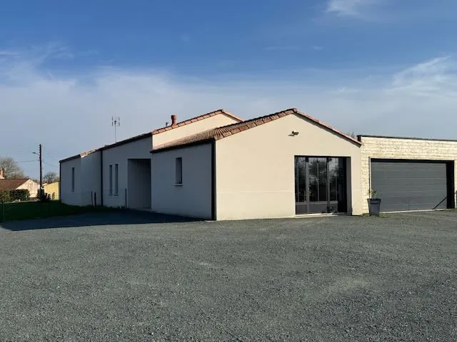 Maison moderne avec piscine, 4 chambres et grand jardin à La Chapelle Thémér 