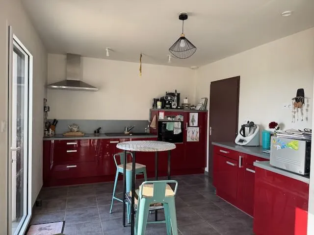 Maison moderne avec piscine, 4 chambres et grand jardin à La Chapelle Thémér 