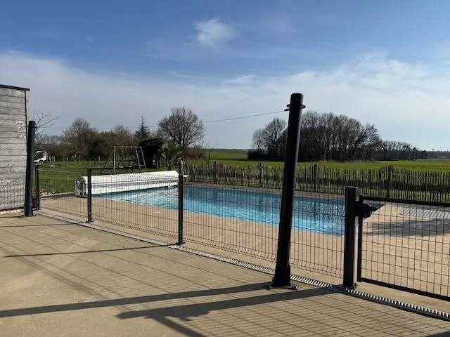 Maison moderne avec piscine, 4 chambres et grand jardin à La Chapelle Thémér 