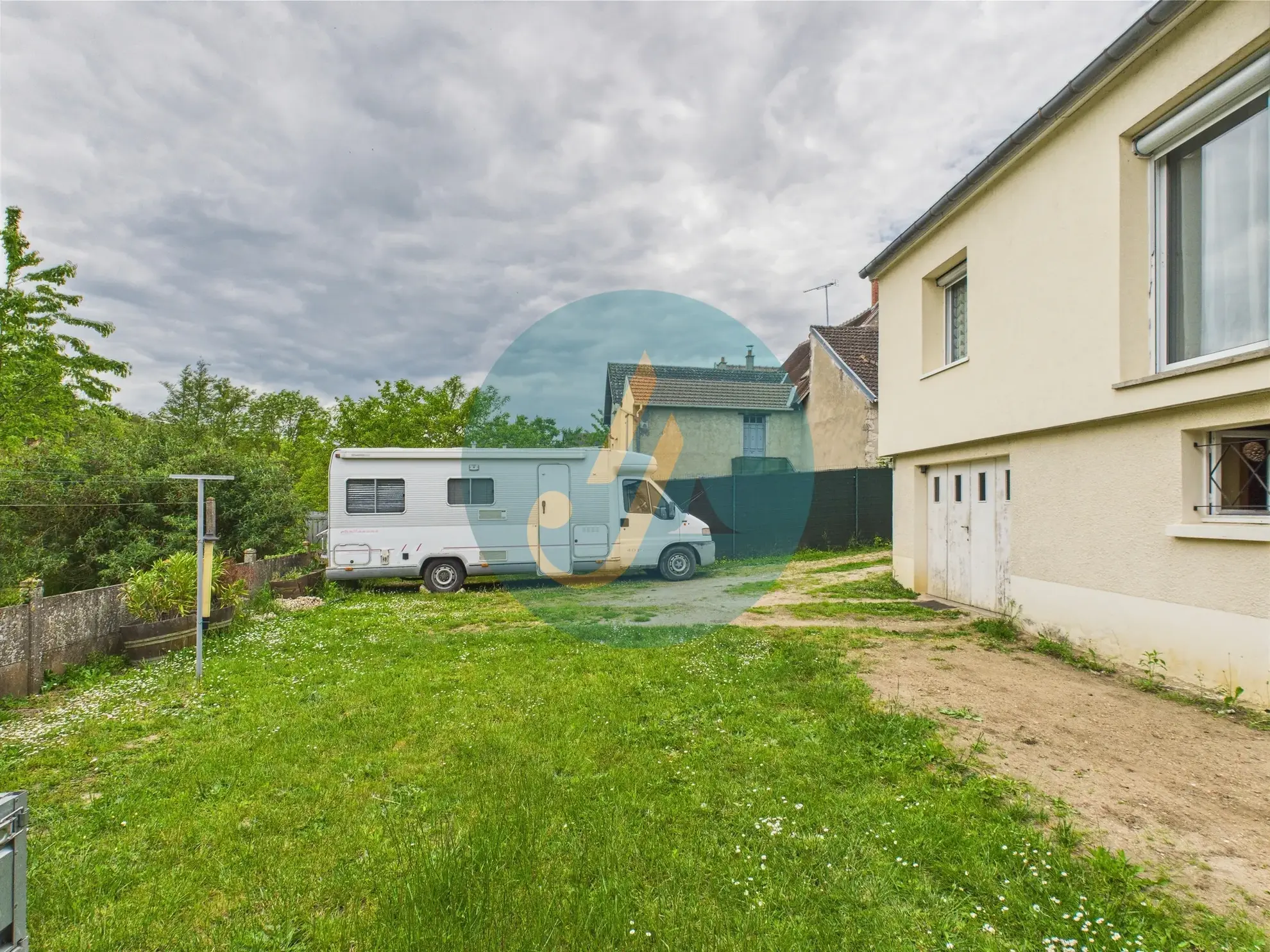 Maison lumineuse de 63m² avec sous-sol et terrain clos à Chatillon-sur-Loire 