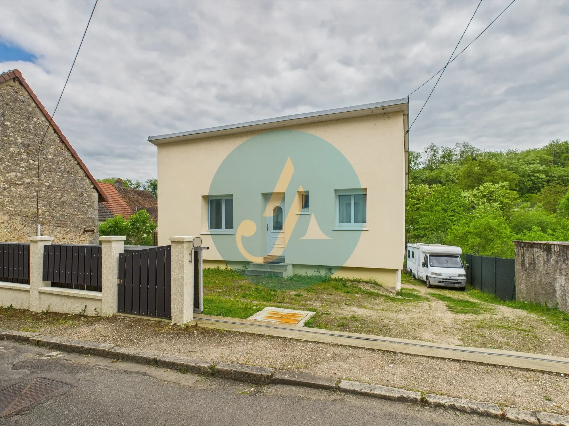 Maison lumineuse de 63m² avec sous-sol et terrain clos à Chatillon-sur-Loire 