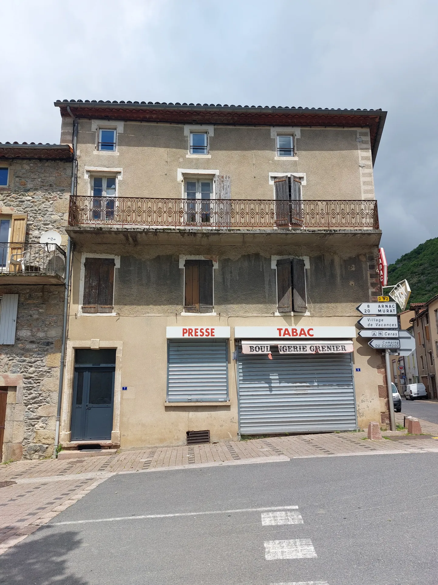 Maison de village à rénover avec local commercial en centre-ville à Brusque 