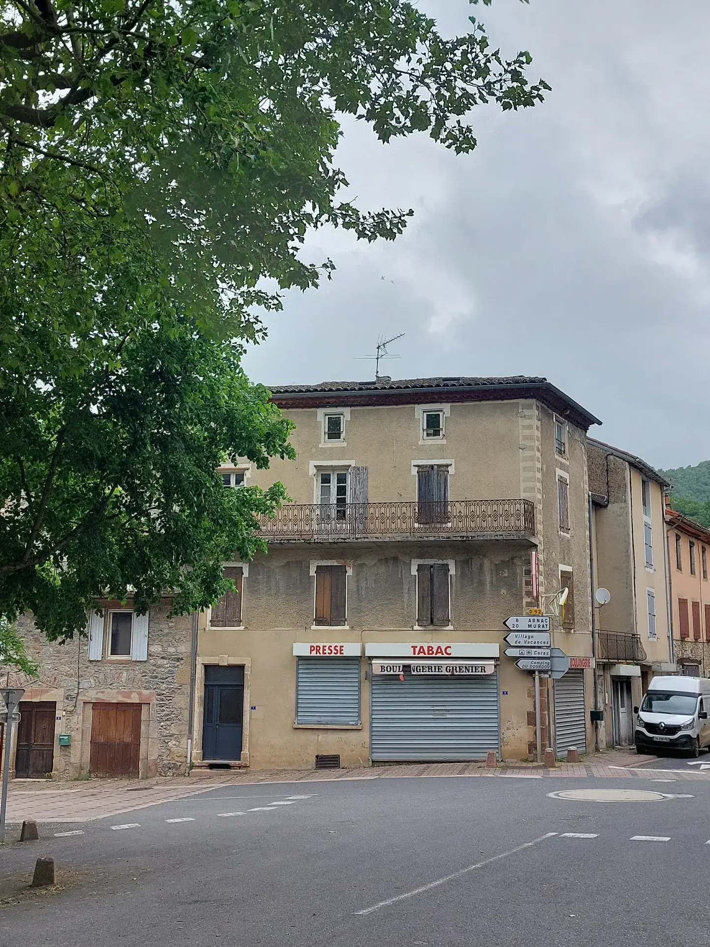 Maison de village à rénover avec local commercial en centre-ville à Brusque