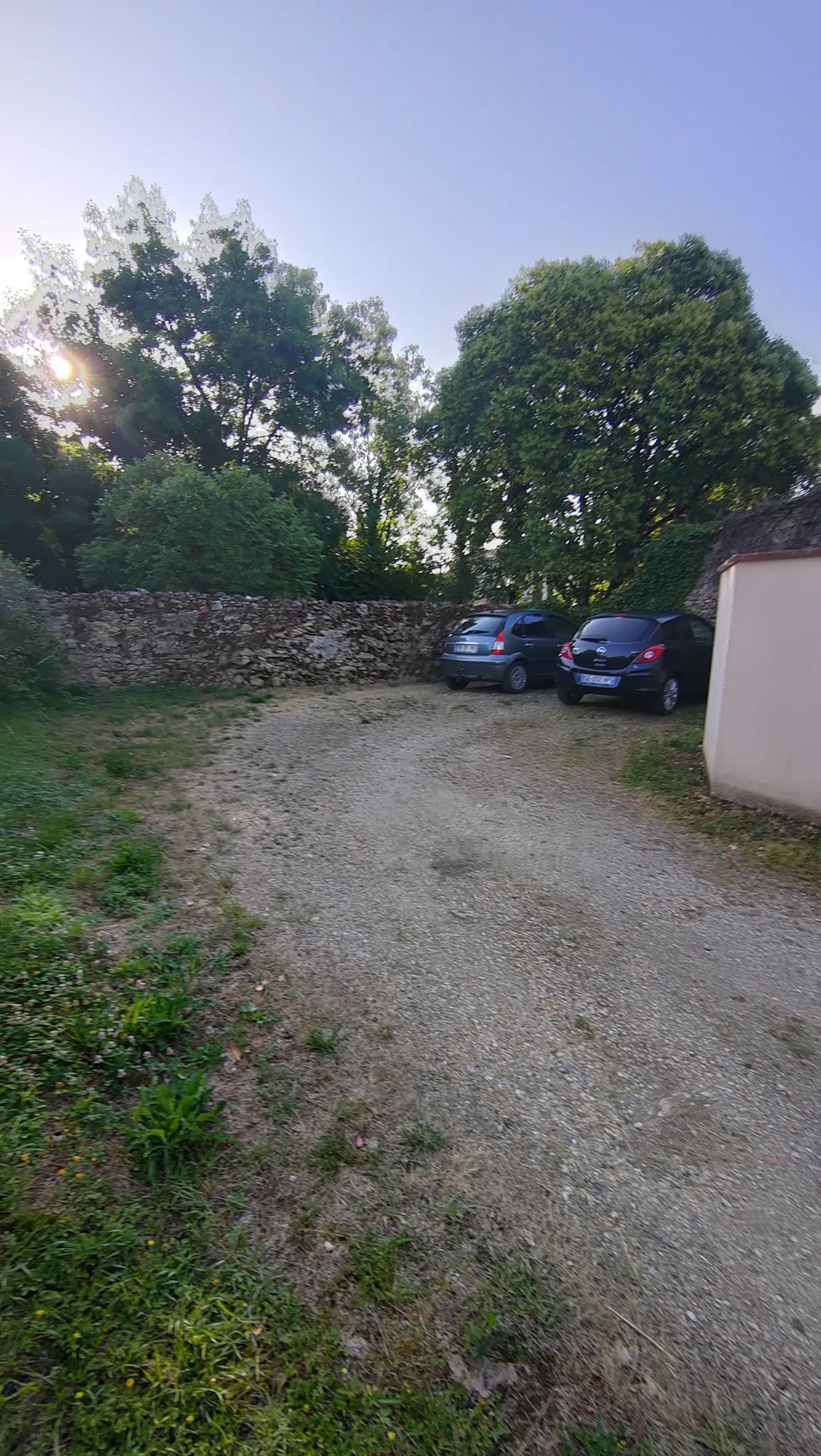 Maison de village avec terrasse et jardin près des commodités à Plat-Amberie 