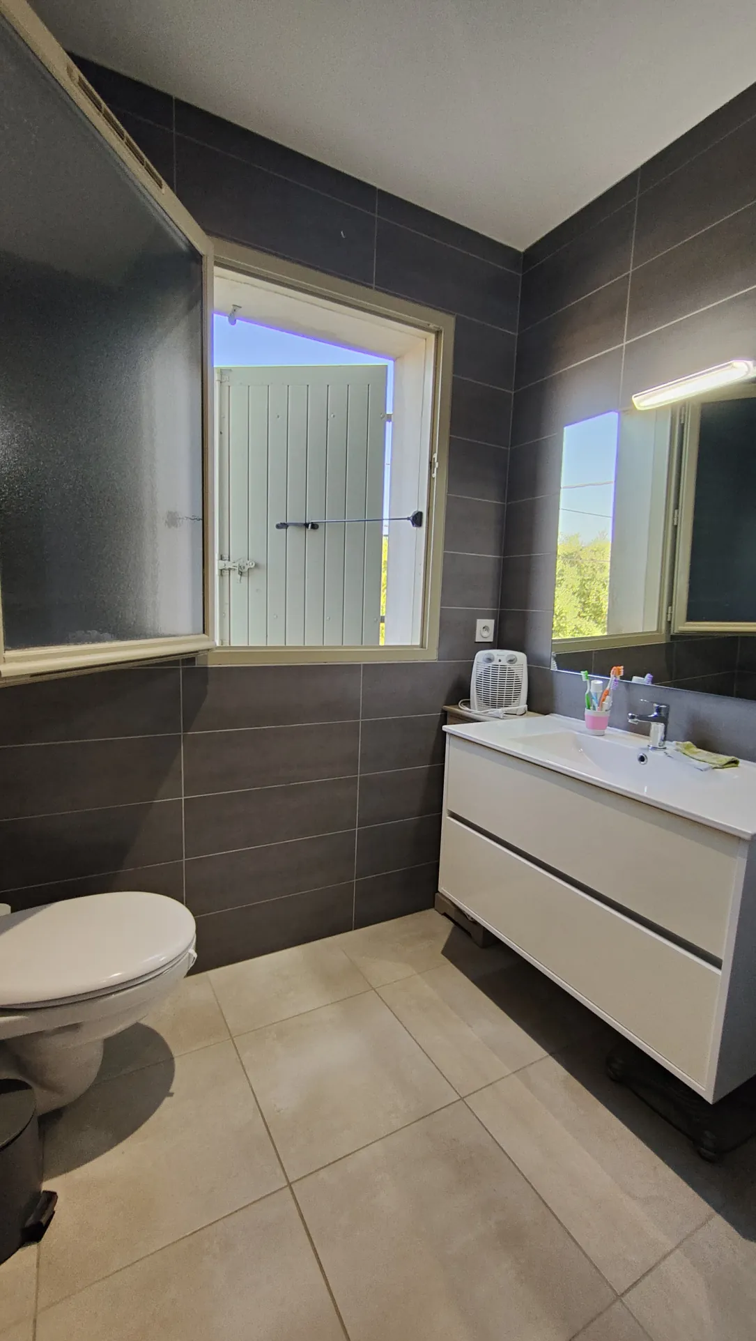 Maison de village avec terrasse et jardin près des commodités à Plat-Amberie 